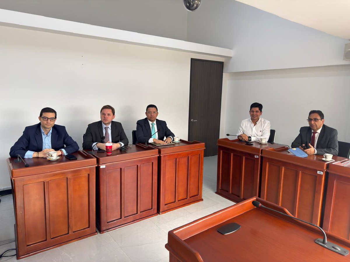 ArielAnaliza's tweet image. En audiencia de conciliación ante la Corte Suprema de Justicia entre el Senador Ariel Ávila y el excontralor Felipe Córdoba, al calor de un café y después de explicaciones: se clarificó que no hubo irregularidades académicas.