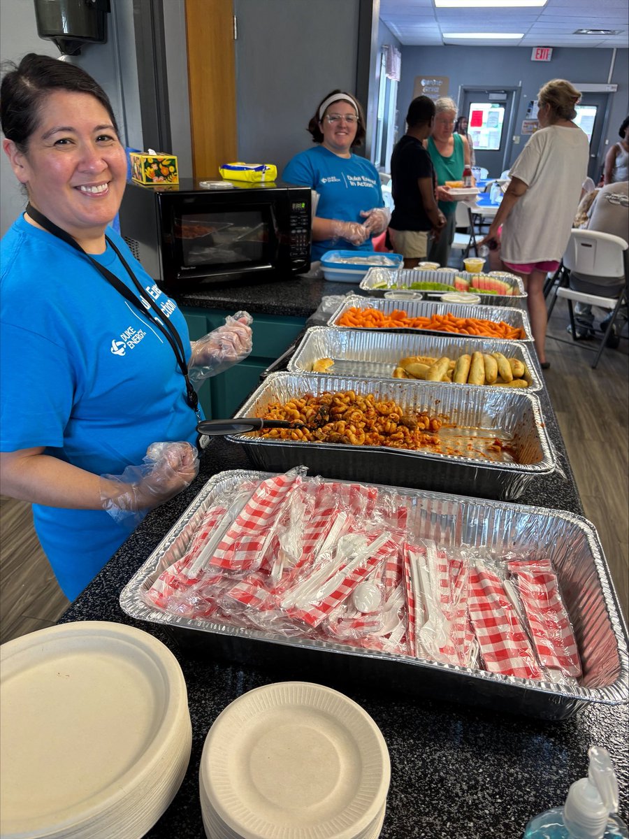 DE_KenzieB's tweet image. Summer months can be the hungriest stretch of the year for kids who rely on free or reduced school meals. To offer support, we partnered with Bridgeway Church, @KokomoHousing, @unitedwayhoco & @HealthHoco to provide hot lunches and groceries to local students and their families.