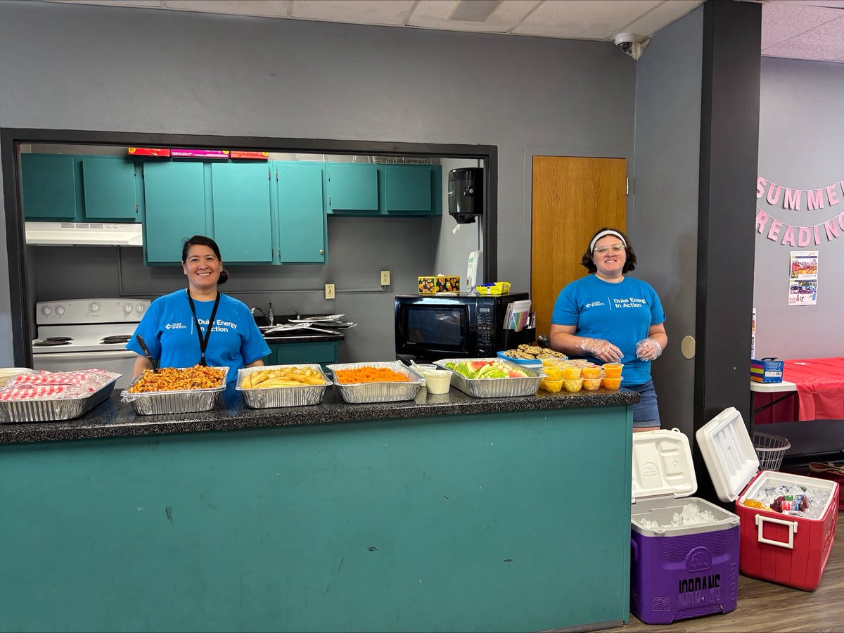 DE_KenzieB's tweet image. Summer months can be the hungriest stretch of the year for kids who rely on free or reduced school meals. To offer support, we partnered with Bridgeway Church, @KokomoHousing, @unitedwayhoco & @HealthHoco to provide hot lunches and groceries to local students and their families.