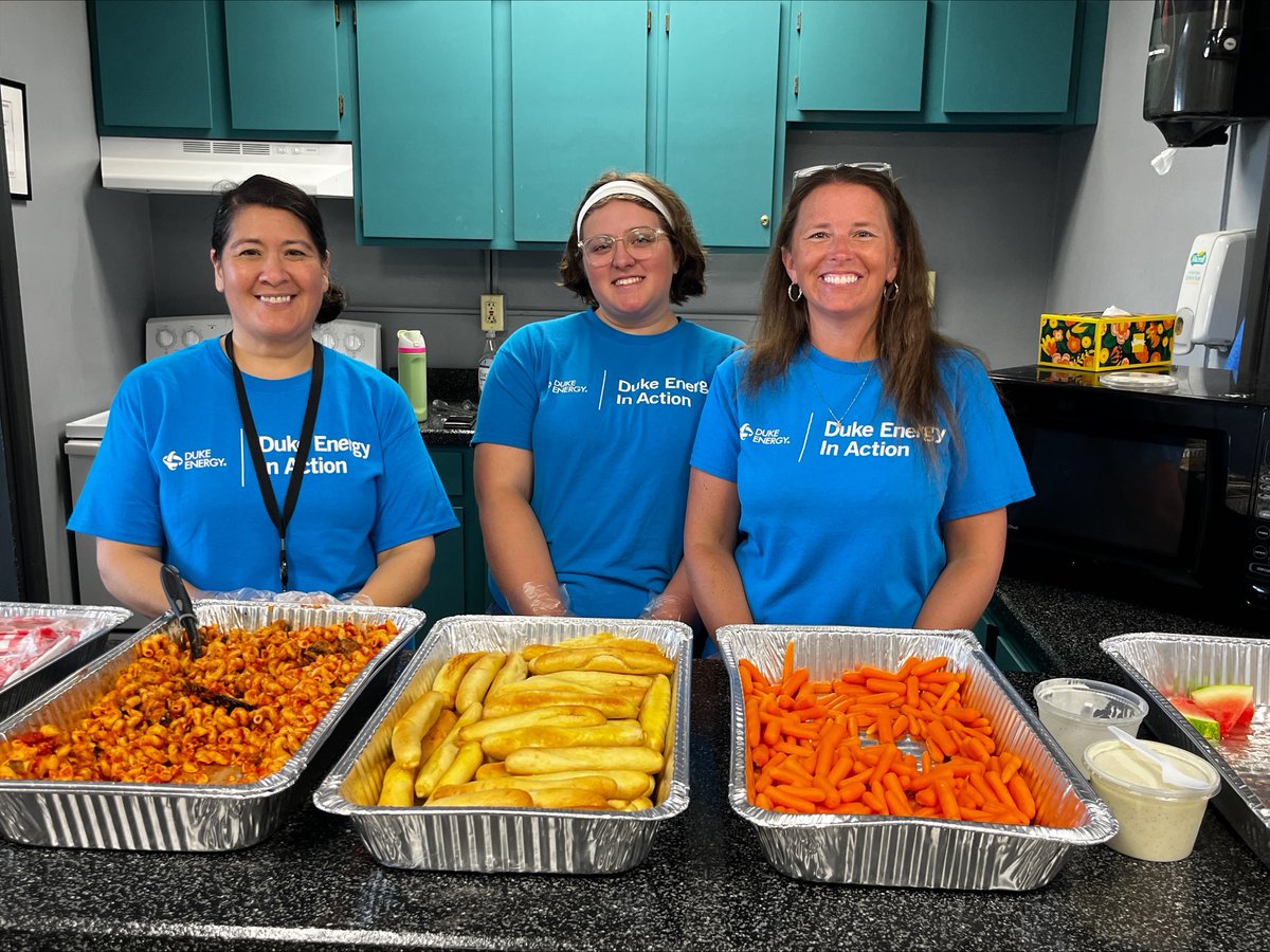 DE_KenzieB's tweet image. Summer months can be the hungriest stretch of the year for kids who rely on free or reduced school meals. To offer support, we partnered with Bridgeway Church, @KokomoHousing, @unitedwayhoco & @HealthHoco to provide hot lunches and groceries to local students and their families.