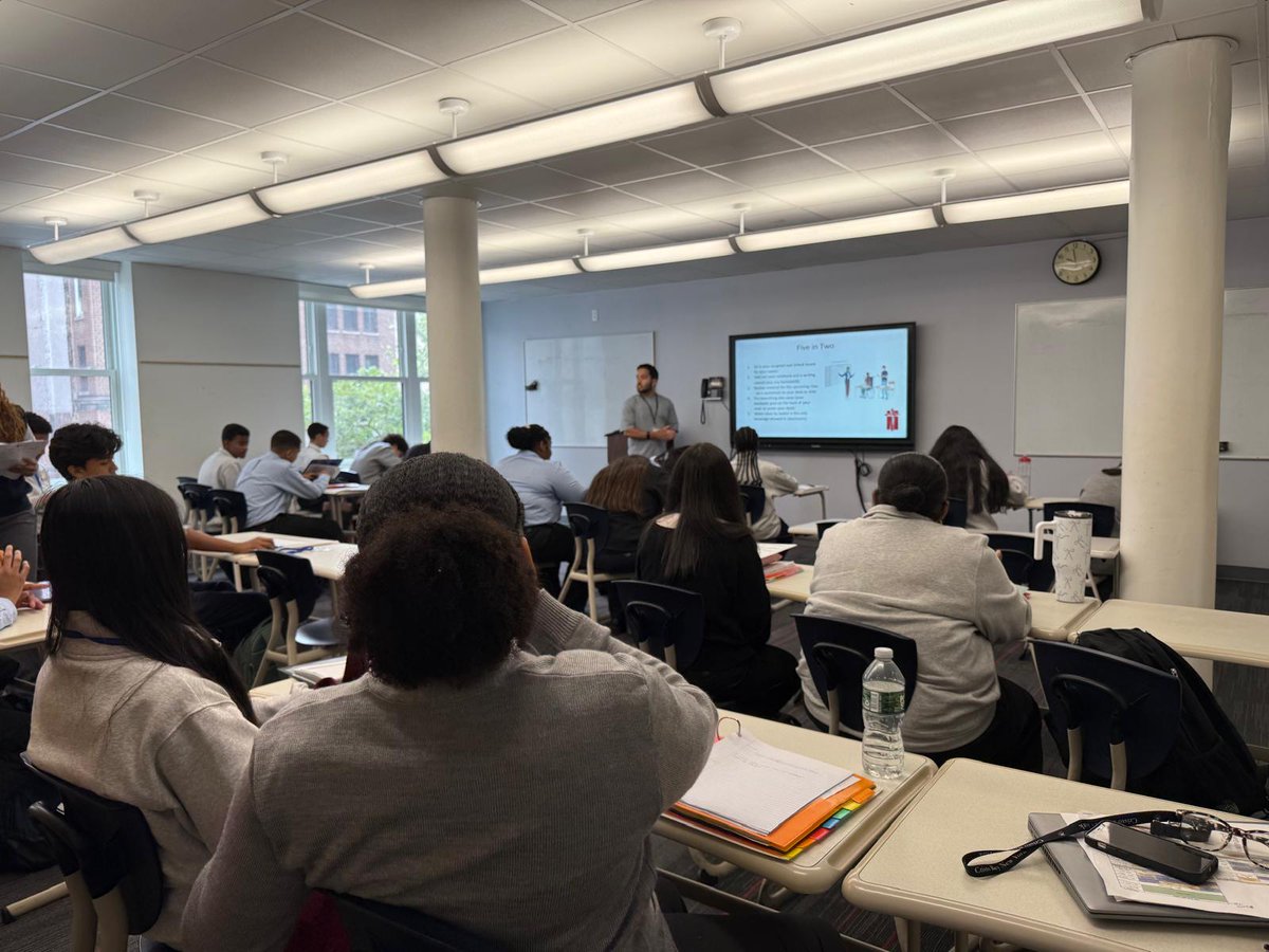 saad_ships_Ai's tweet image. Spent an hour today at Cristo Rey New York High school talking to 14-year-old kids about "AI Intro and Responsibility."
So I got a text yesterday asking if I could speak to high school students about AI. Said yes immediately.
Turns out their school had been telling them AI is…