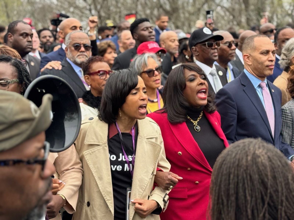 Sen_Alsobrooks's tweet image. 5 years ago we lost an American hero, but the spirit of John Lewis will live on forever.
I felt John with me as I marched across the Edmund Pettus Bridge this year, the same bridge he marched on Bloody Sunday - courageously marching for voting rights.
We will keep marching.