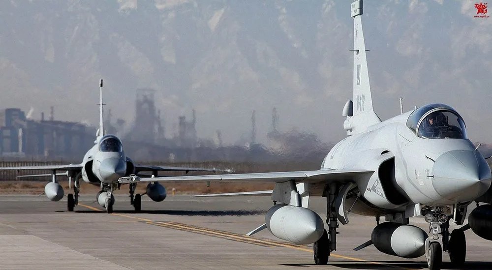 Para los dormidos:
-No era el JF-17 Pakistan-China, era el FC-1 Xiaolong (la variante 100% china bananera para exportar)
-No tendrías el mismo trato de armamento como Pakistan
-No tendría motor ruso, sería uno chino, tu cadena logística seria dependiente de un país
+