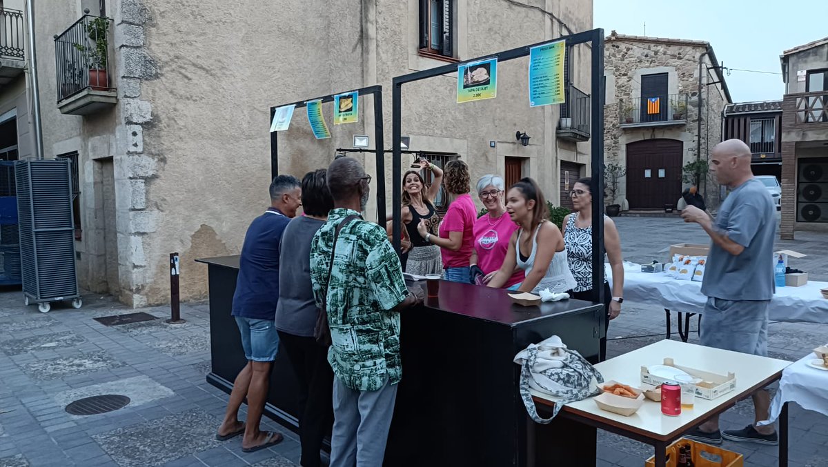 Vilablareix_cat's tweet photo. 🎶 Aquest vespre hem pogut gaudir del Juliol a la fresca amb el Tribut a Raffaella Carrà❗️

Gràcies a l'Ass. Ho fem per tu pel fantàstic servei de bar 😋 i gràcies a tothom, un cop més, per venir a gaudir del #Juliolalafresca a la plaça del Perelló 👏🏻 #Vilablareix https://t.co/Yij9eQOTJm