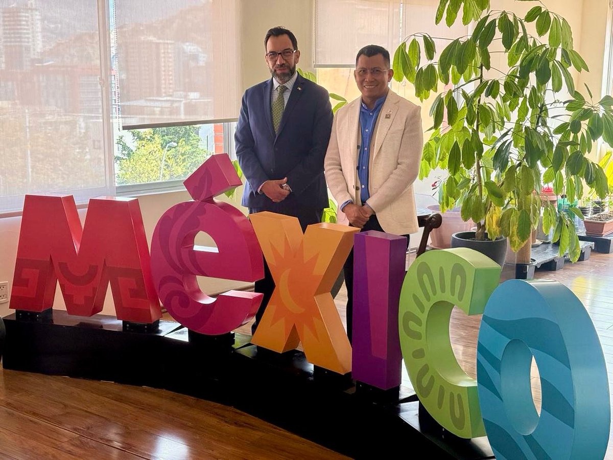 Este día sostuvimos una reunión protocolar con el Embajador de los Estados Unidos Mexicanos ante el Estado Plurinacional de Bolivia, Excmo. Sr. Eduardo Sosa Cuevas, a quien presentamos la agenda de trabajo multilateral del FILAC. 

Esta reunión reafirma el compromiso compartido