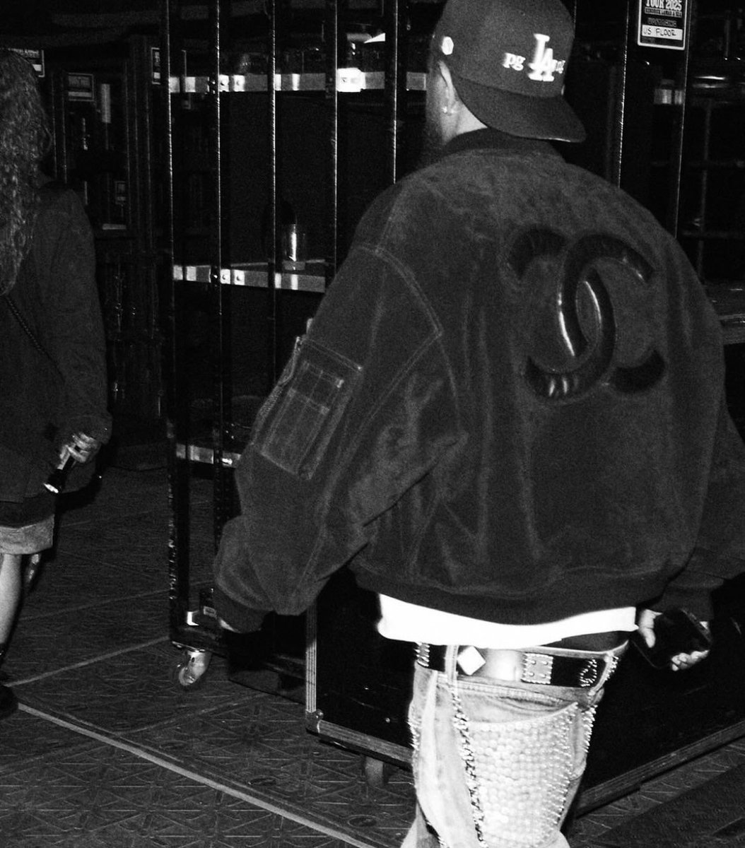 jacquemusx's tweet image. Kendrick Lamar in a custom Chanel suede bomber for his Grand National Tour in Paris 🖤