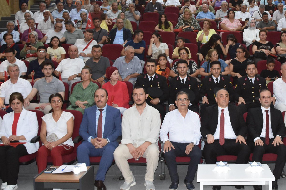 15 Temmuz Demokrasi ve Milli Birlik Günü’nde vatanımız ve demokrasimiz için can veren şehitlerimizi rahmetle, gazilerimizi minnetle andık.

Sayın Kaymakamımız Turgay İlhan’ın liderliğinde düzenlenen yürüyüş ve program, milli iradenin ve birliğin ne kadar güçlü olduğunu  gösterdi