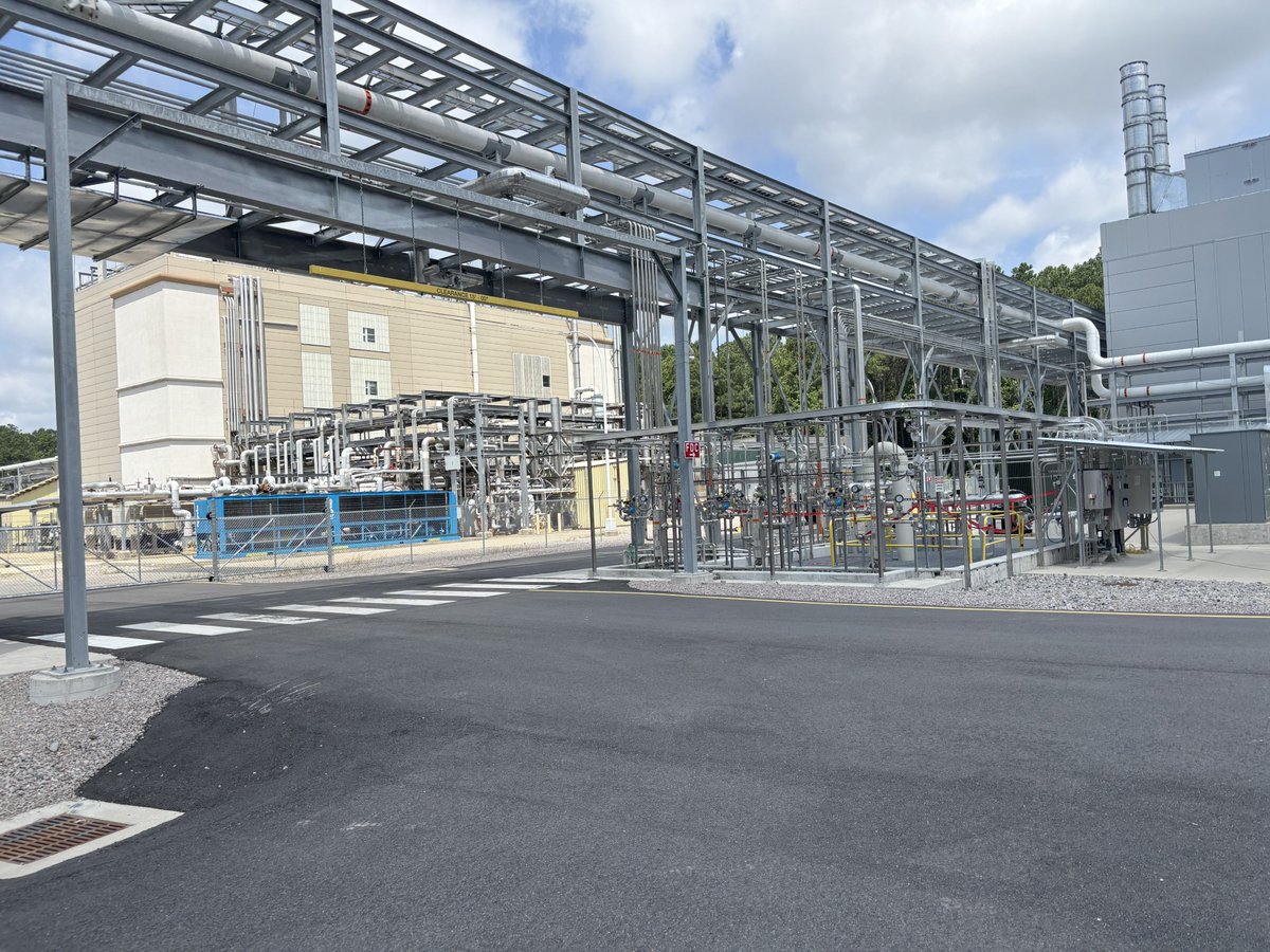 IAmBiotech's tweet image. #BIOontheAmericanRoad is in Virginia! BIO President and CEO John F. Crowley, alongside @vabio, toured @PhlowUSA's state-of-the-art pharmaceutical manufacturing facility in Petersburg, focused on improving the resiliency of American pharmaceutical supply chains + development.