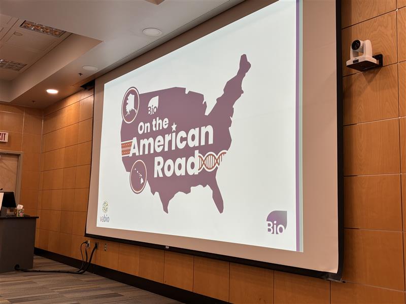 IAmBiotech's tweet image. #BIOontheAmericanRoad is in Virginia! BIO President and CEO John F. Crowley, alongside @vabio, toured @PhlowUSA's state-of-the-art pharmaceutical manufacturing facility in Petersburg, focused on improving the resiliency of American pharmaceutical supply chains + development.