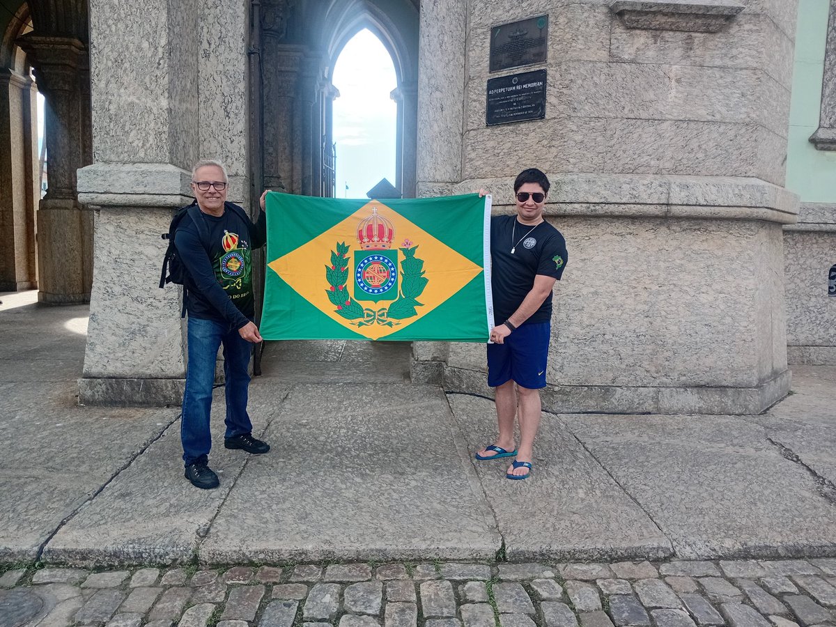 gc_monarquistas's tweet photo. Nesse dia incrível, tive a honra de conhecer as lideranças monarquistas do RJ e passear com a bandeira da @VonRegium pelos lugares históricos que remetem a época do nosso glorioso Império Brasileiro.
Passeio realizado em ocasião da minha visita ao RJ para o Encontro Monárquico. https://t.co/2NOiWEo2r2