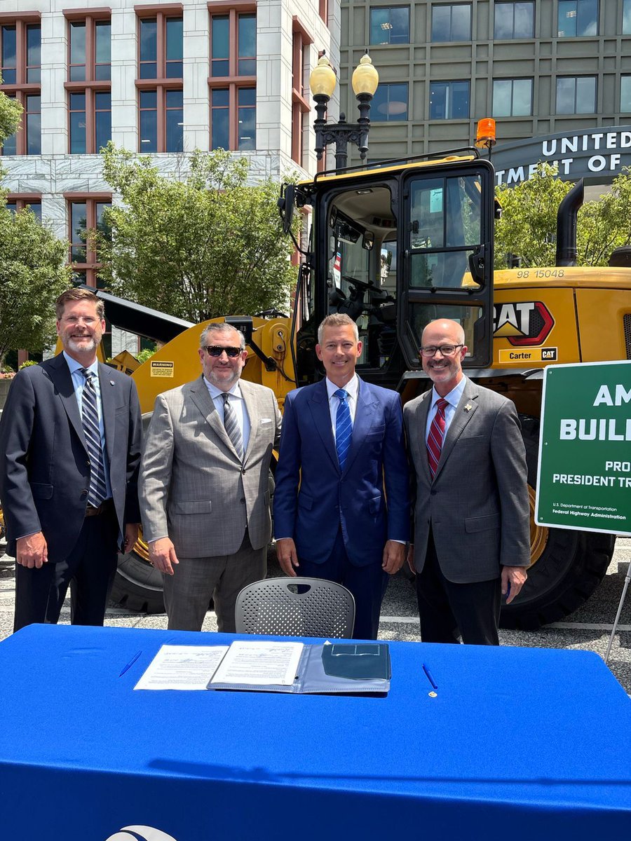 SenTedCruz's tweet image. Thanks to @SecDuffy and @POTUS's leadership, Texas will continue to have control over the way its residents seek to handle their environmental review.
The signing of this historic agreement with @TXDOT will save Texans and Americans time and money.