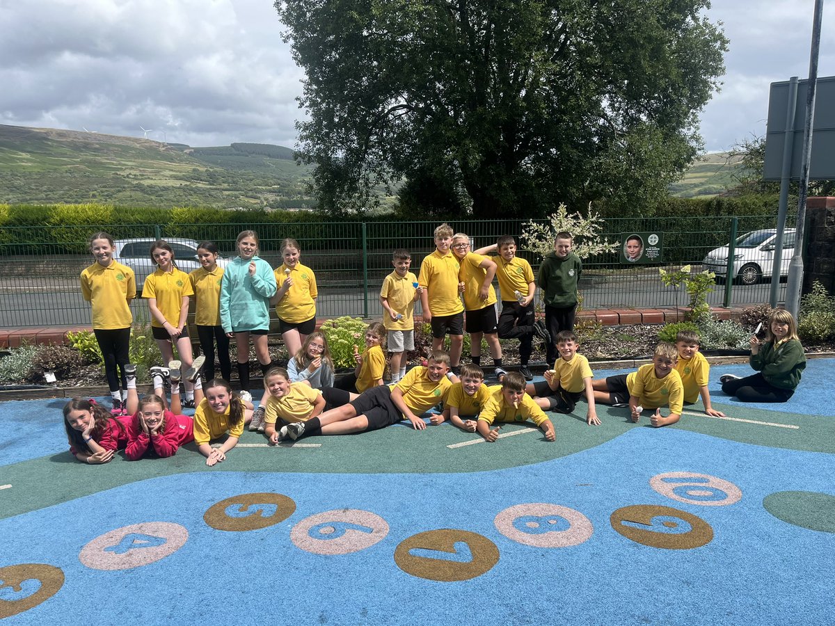 MrsDavies_YCS's tweet image. Fan hufen iâ i 5 a 6 ar ddydd Llun - syrpreis hyfryd gan Miss Thomas 🍦🍦🍦 #Prosiect5a6 #CodiArian #DenDreigiauCynwydSant