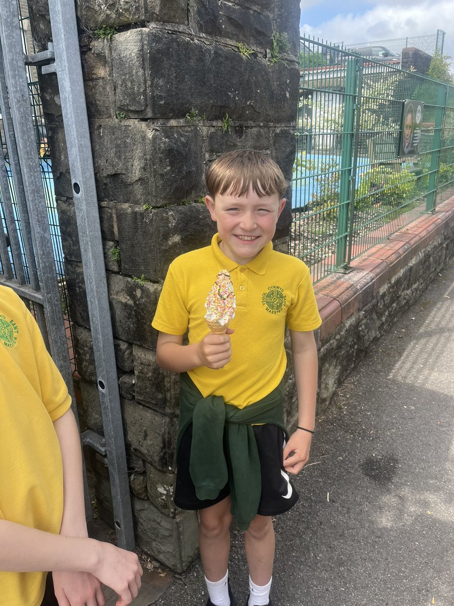 MrsDavies_YCS's tweet image. Fan hufen iâ i 5 a 6 ar ddydd Llun - syrpreis hyfryd gan Miss Thomas 🍦🍦🍦 #Prosiect5a6 #CodiArian #DenDreigiauCynwydSant