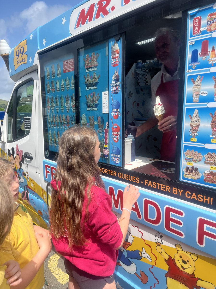 MrsDavies_YCS's tweet image. Fan hufen iâ i 5 a 6 ar ddydd Llun - syrpreis hyfryd gan Miss Thomas 🍦🍦🍦 #Prosiect5a6 #CodiArian #DenDreigiauCynwydSant