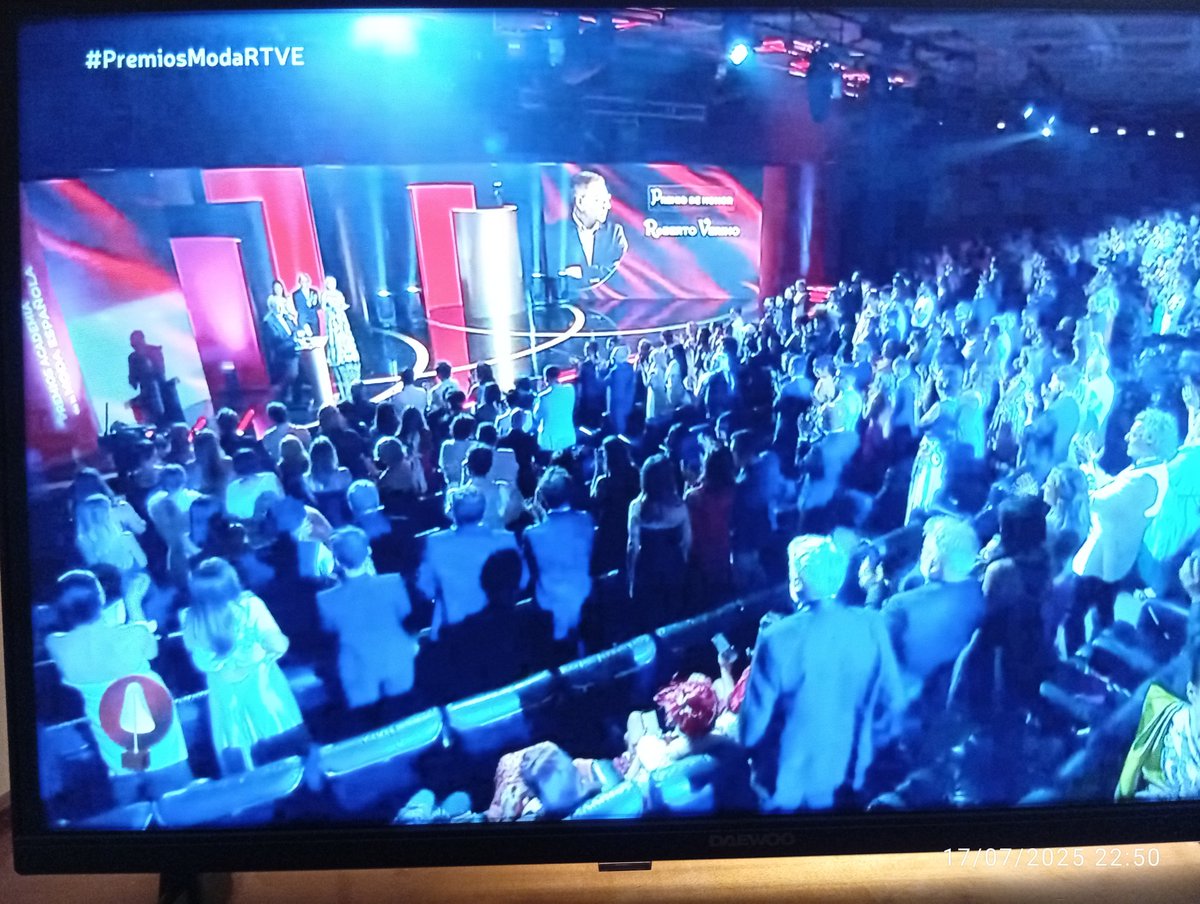 PT_pepe's tweet image. Premio de Honor... @Roberto_Verino !!! #PremiosModaRTVE ❣️❣️❣️