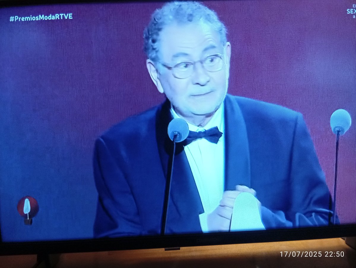 PT_pepe's tweet image. Premio de Honor... @Roberto_Verino !!! #PremiosModaRTVE ❣️❣️❣️
