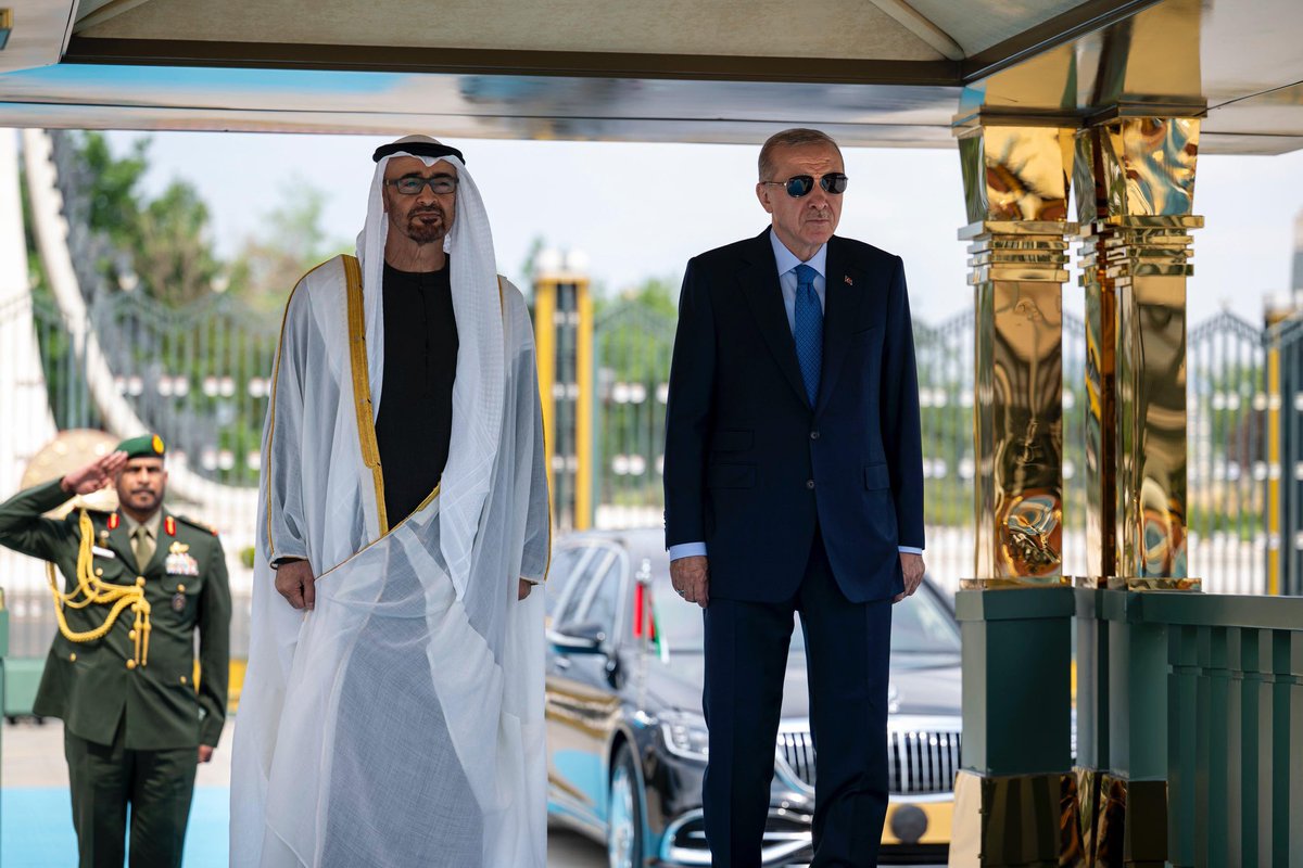 mhmdalahmed's tweet photo. يمشي على درب الوطن ما يلتفت للراحة
همّه يشوف اسم الإمارات فالمقدّمة 🇦🇪

من تركيا إلى ألبانيا🇦🇱🇹🇷
ومن صربيا إلى المجر🇷🇸🇭🇺
24 ساعة، أربع دول، وهدفه واحد

قائدنا ووالدنا..يسابق الوقت
يرتحل لأجلنا، لأجل وطنه، لأجل المستقبل
وكل محطة يوقف فيها..يرسّخ مكانة، ويرفع راية

الله يحفظه❤️ https://t.co/Y2ElGLduLk