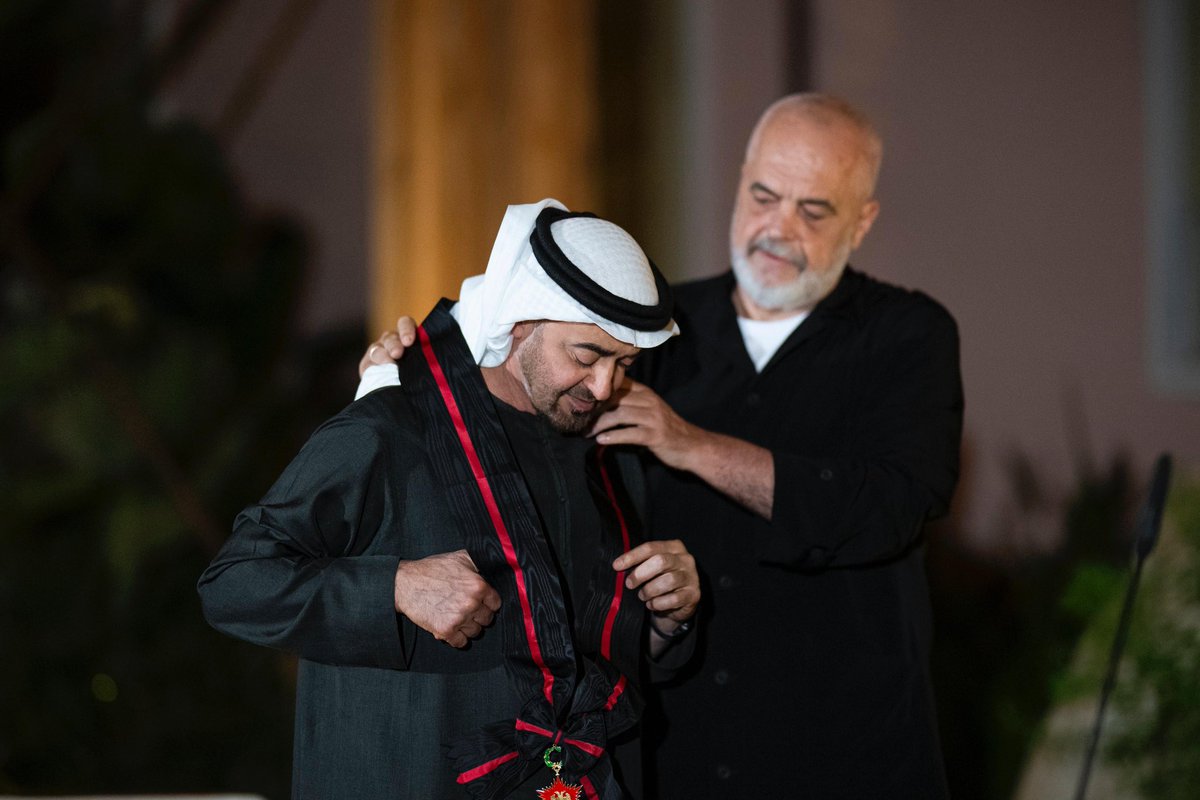 mhmdalahmed's tweet photo. يمشي على درب الوطن ما يلتفت للراحة
همّه يشوف اسم الإمارات فالمقدّمة 🇦🇪

من تركيا إلى ألبانيا🇦🇱🇹🇷
ومن صربيا إلى المجر🇷🇸🇭🇺
24 ساعة، أربع دول، وهدفه واحد

قائدنا ووالدنا..يسابق الوقت
يرتحل لأجلنا، لأجل وطنه، لأجل المستقبل
وكل محطة يوقف فيها..يرسّخ مكانة، ويرفع راية

الله يحفظه❤️ https://t.co/Y2ElGLduLk