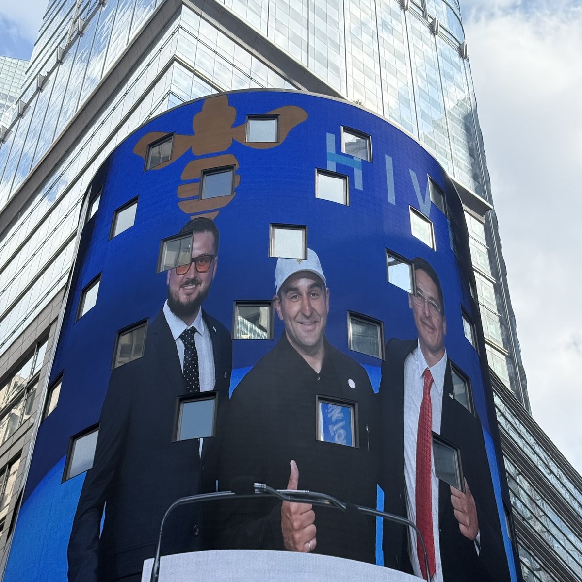 BITVOLT's tweet image. Absolutely surreal to be here at the Nasdaq Closing bell with @HIVEDigitalTech
Thank you for the invitation @bulldogholmes @aydin @nathanfast and the whole Hive team
The future of this company and their velocity in scaling mining operations have brought Bitcoin to the…