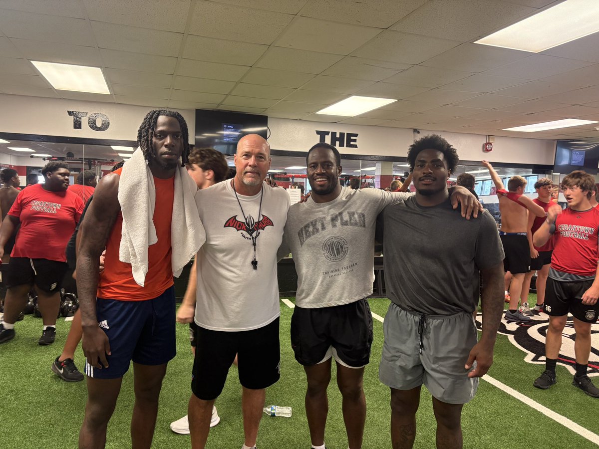 CoachTommyAtha's tweet image. What a way to end summer workouts! Tremendous enthusiasm headed into acclimation week! What a tremendous honor to have @NickChubb @ZFrazier19 @KobePace_ and so many other great Cedartown players with us all summer! Incredible examples for our guys! #DAWG