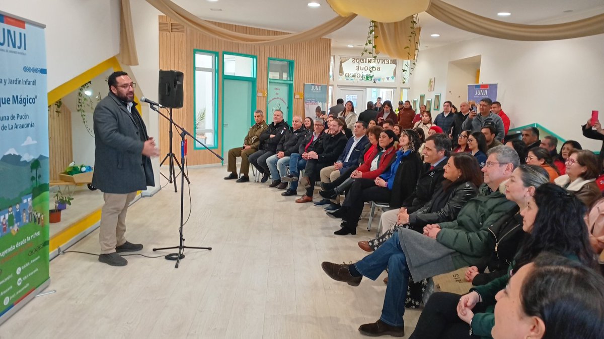 El Ministro de Educación Nicolás Cataldo junto a autoridades regionales y locales, visitó el jardín  infantil "Bosque Mágico" en Pucón, donde entregó la Placa de Reconocimiento Oficial de calidad al establecimiento y compartió con familias y niños una experiencia educativa.