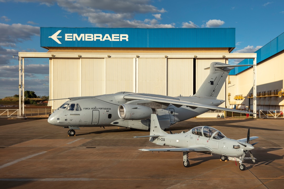 embraer's tweet image. NOTÍCIA | A Embraer e a Força Aérea Portuguesa @fap_pt, celebraram dois marcos importantes com a entrega do terceiro KC-390 Millennium e o primeiro voo do A-29N Super Tucano, incluindo realização de um voo em formação das duas aeronaves. Saiba mais: bit.ly/3IRD451
