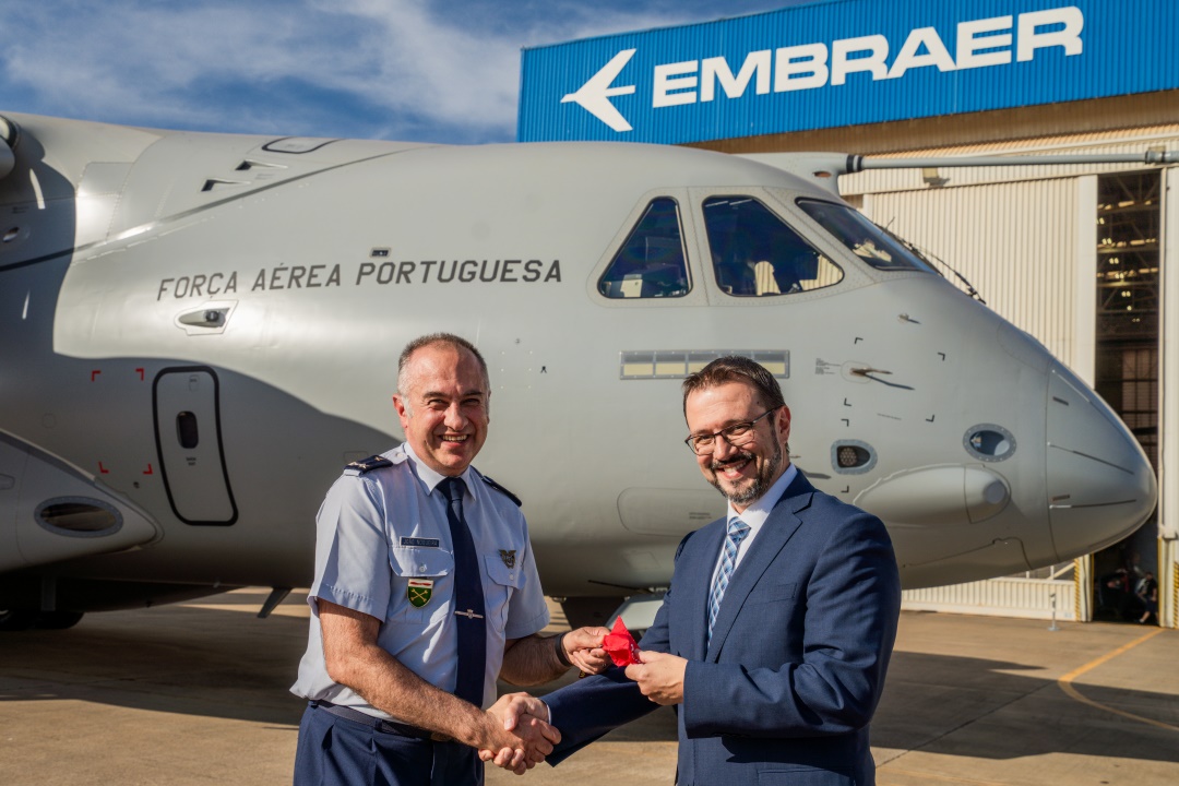 embraer's tweet image. NOTÍCIA | A Embraer e a Força Aérea Portuguesa @fap_pt, celebraram dois marcos importantes com a entrega do terceiro KC-390 Millennium e o primeiro voo do A-29N Super Tucano, incluindo realização de um voo em formação das duas aeronaves. Saiba mais: bit.ly/3IRD451