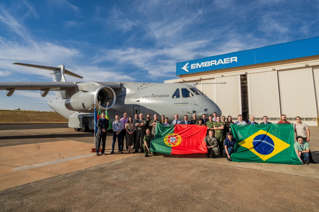 embraer's tweet image. NOTÍCIA | A Embraer e a Força Aérea Portuguesa @fap_pt, celebraram dois marcos importantes com a entrega do terceiro KC-390 Millennium e o primeiro voo do A-29N Super Tucano, incluindo realização de um voo em formação das duas aeronaves. Saiba mais: bit.ly/3IRD451