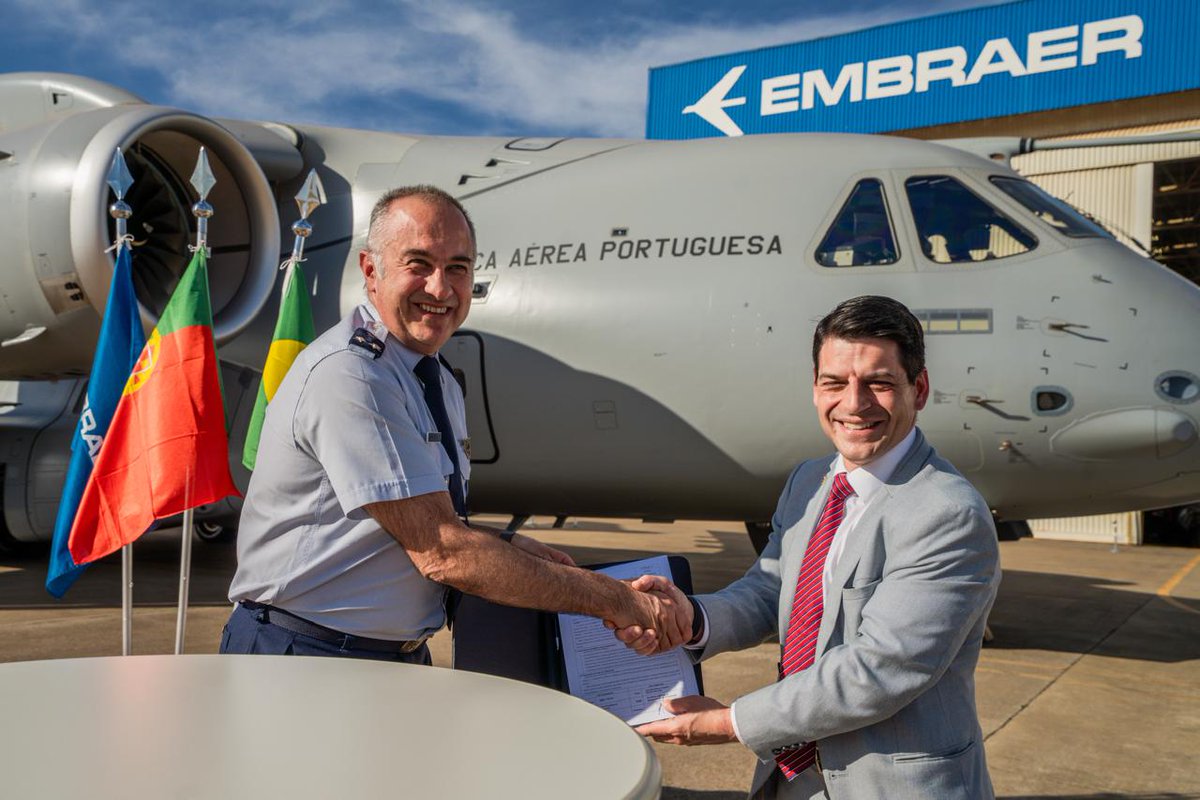 embraer's tweet image. NOTÍCIA | A Embraer e a Força Aérea Portuguesa @fap_pt, celebraram dois marcos importantes com a entrega do terceiro KC-390 Millennium e o primeiro voo do A-29N Super Tucano, incluindo realização de um voo em formação das duas aeronaves. Saiba mais: bit.ly/3IRD451