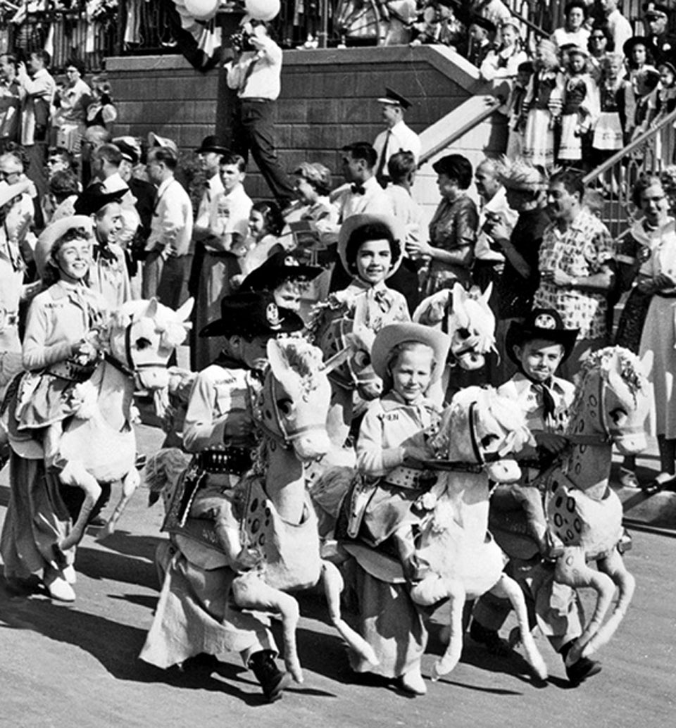 AnnetteFunich's tweet image. Happy 70th anniversary, Disneyland! I remember after the opening day parade, I got a Tunaburger at the Pirate Ship Restaurant.