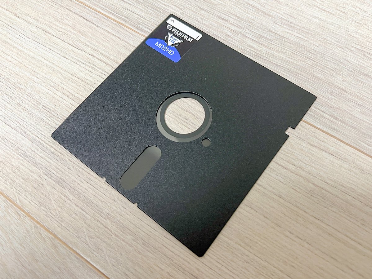 Marco_dreams's tweet photo. @LaBombetta76 Bimbetta rettiliana… io ho fatto tempo ad usare le schede perforate e il primo PC aveva i dischetti da 5” e 1/4! 😂 https://t.co/vjpe5Q3itI