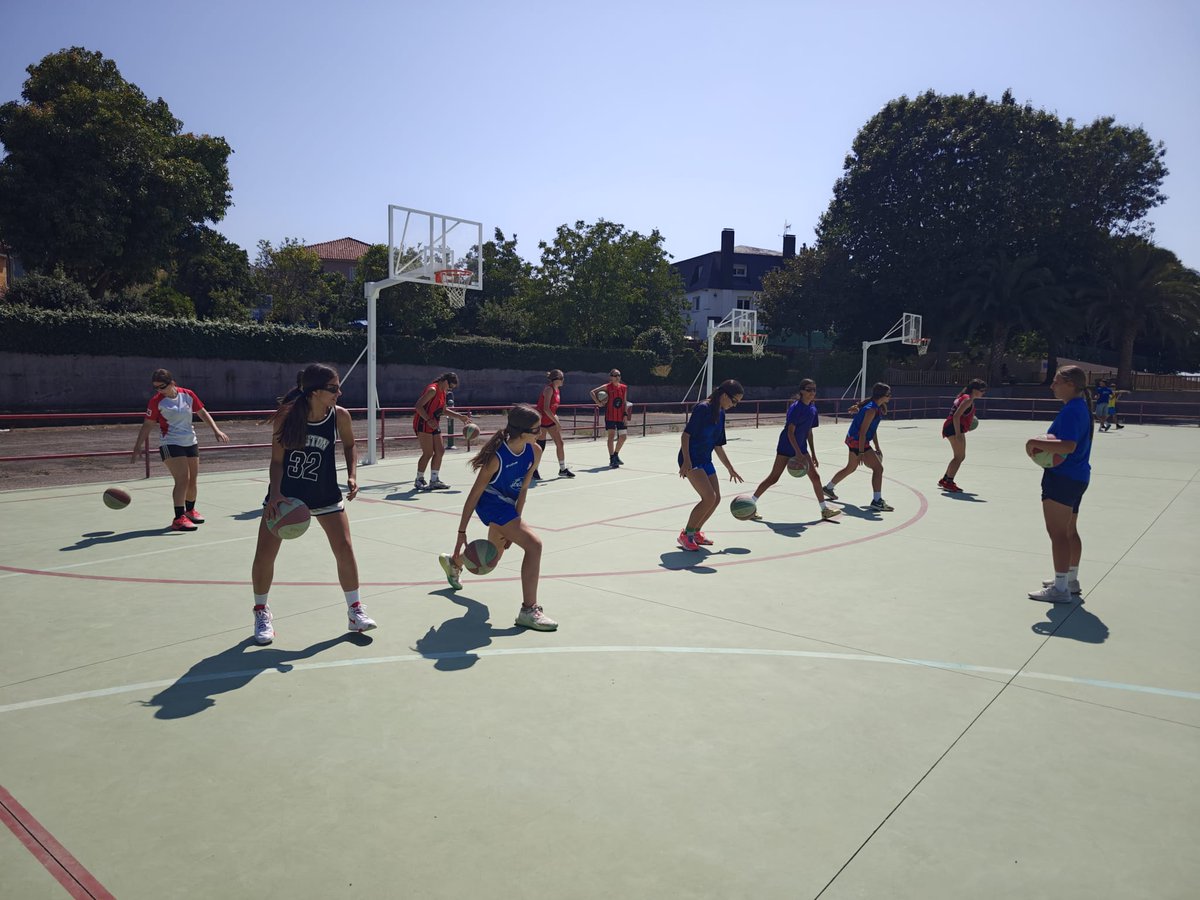 FBCyL's tweet image. 🏀 En el tercer turno del Campus de Marín no solo se compite: también se mejora cada detalle de la técnica individual ⛹️♀️
Bote, manejo y confianza con balón para marcar la diferencia en la pista 💯✨