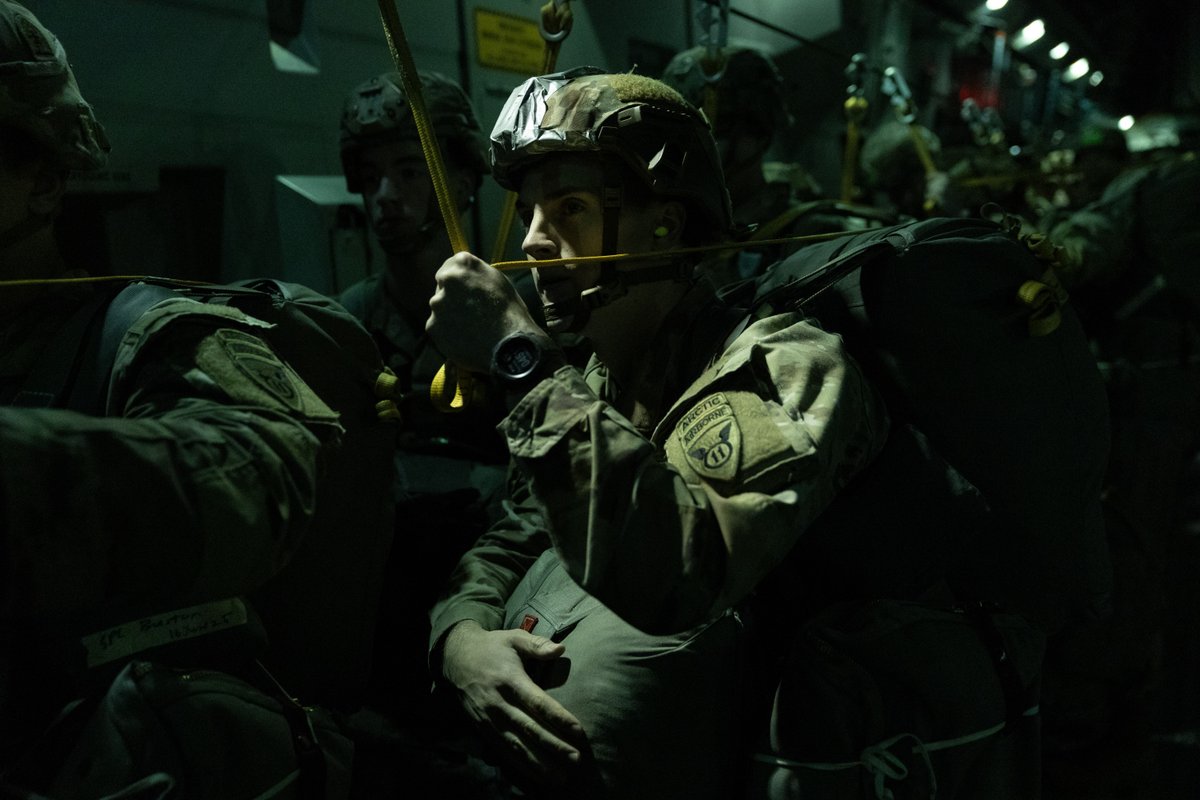 DefenceAust's tweet image. Night Jump 🌙🪂 Under the cover of darkness, @USArmy paratroopers from the 11th Airborne Division took to the skies over 📍 Charters Towers, QLD, executing a night airborne insertion from an @AusAirForce C-17A Globemaster III as part of Exercise @TalismanSabre 2025.
#YourADF…