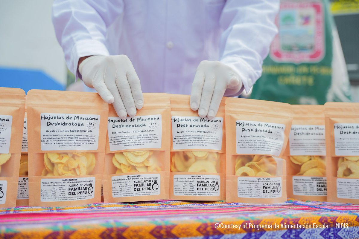 FAOPERU's tweet image. 🍏 En #Cañete,  primera entrega de hojuela de manzana deshidratada para complementar el Servicio de alimentación escolar, gracias a la articulación entre @Midis_PAE , la municipalidad y el apoyo técnico de @FAOPeru en inocuidad y buenas prácticas.

+ Info: bit.ly/4m2634B