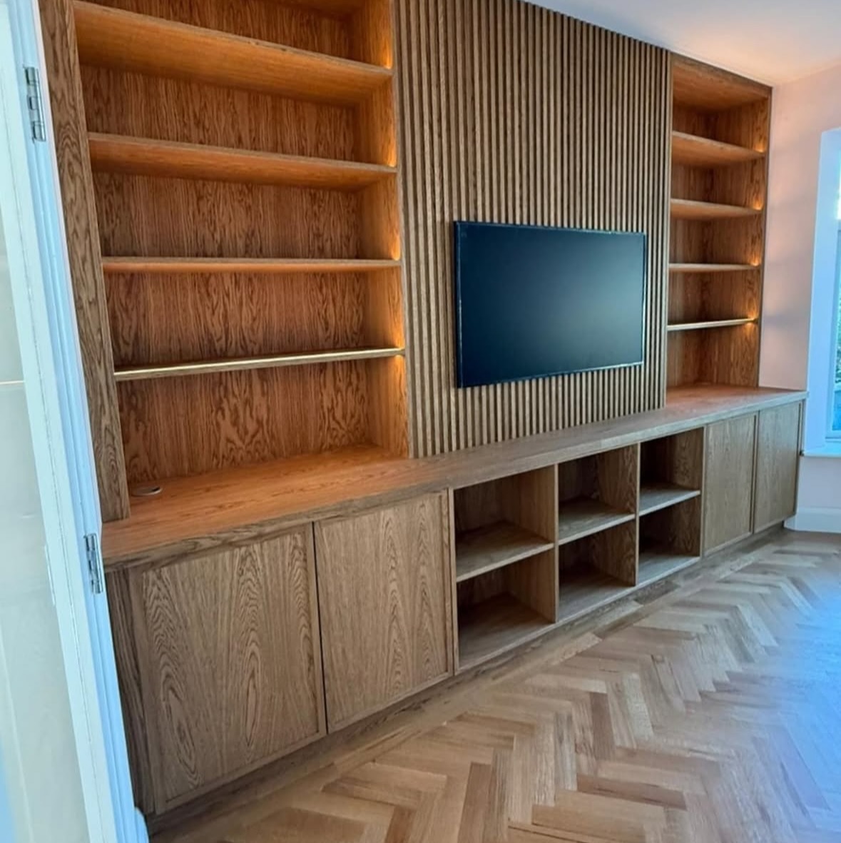 The grain, the design, the panelling 👌

Thank you for sharing this beautiful piece @fusion_furniture_cork! That grain is incredible! 

#joinery #mediaunit #joinerydesign