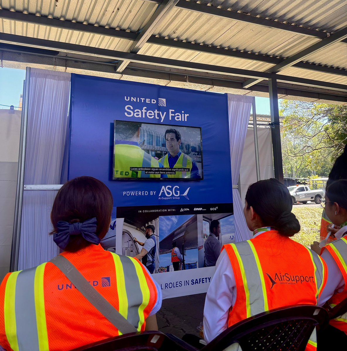AslaSV's tweet photo. 🇸🇻 ✈️ 🧯🦺 Felicitamos a nuestro socio @united, por liderar este día una #SafetyFair en el #AIESSOARG, con el objetivo de concientizar y promover buenas prácticas para la reducción de riesgos y protección de la integridad de las personas. #SafetyFirst #UnitedSafetyFairSAL2025 https://t.co/IDfIRZ2bwK