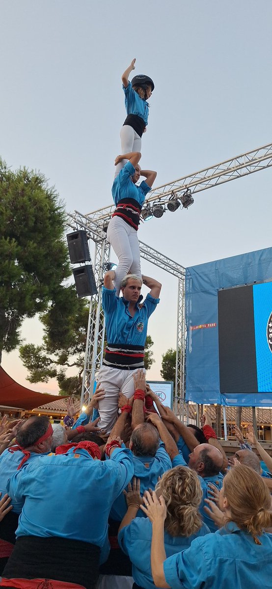 CastDelFoix's tweet image. 🙌Un nou assaig de gala convidats pels amics del càmping @vilanovapark.
🩵 Hem gaudit compartint la nostra passió pels castells al costat de tanta bona gent.
🫂Un luxe alçar castells al vostre costat.
🚀 Sempre amunt!!
#CastellersDelFoix #CastelleresDelFoix #OrgullTurquesa