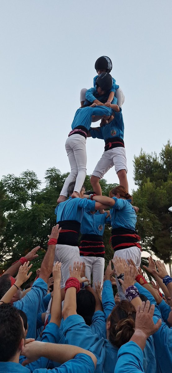 CastDelFoix's tweet image. 🙌Un nou assaig de gala convidats pels amics del càmping @vilanovapark.
🩵 Hem gaudit compartint la nostra passió pels castells al costat de tanta bona gent.
🫂Un luxe alçar castells al vostre costat.
🚀 Sempre amunt!!
#CastellersDelFoix #CastelleresDelFoix #OrgullTurquesa