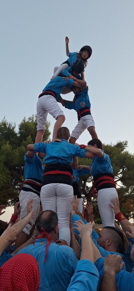 CastDelFoix's tweet image. 🙌Un nou assaig de gala convidats pels amics del càmping @vilanovapark.
🩵 Hem gaudit compartint la nostra passió pels castells al costat de tanta bona gent.
🫂Un luxe alçar castells al vostre costat.
🚀 Sempre amunt!!
#CastellersDelFoix #CastelleresDelFoix #OrgullTurquesa