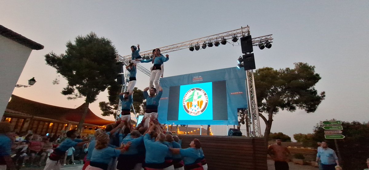 CastDelFoix's tweet image. 🙌Un nou assaig de gala convidats pels amics del càmping @vilanovapark.
🩵 Hem gaudit compartint la nostra passió pels castells al costat de tanta bona gent.
🫂Un luxe alçar castells al vostre costat.
🚀 Sempre amunt!!
#CastellersDelFoix #CastelleresDelFoix #OrgullTurquesa