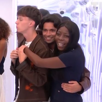 sitc0mdads's tweet photo. MES VIES D’AMOUR VOUS ÊTES DE RETOUR #secretstory https://t.co/9VEwvsONL1