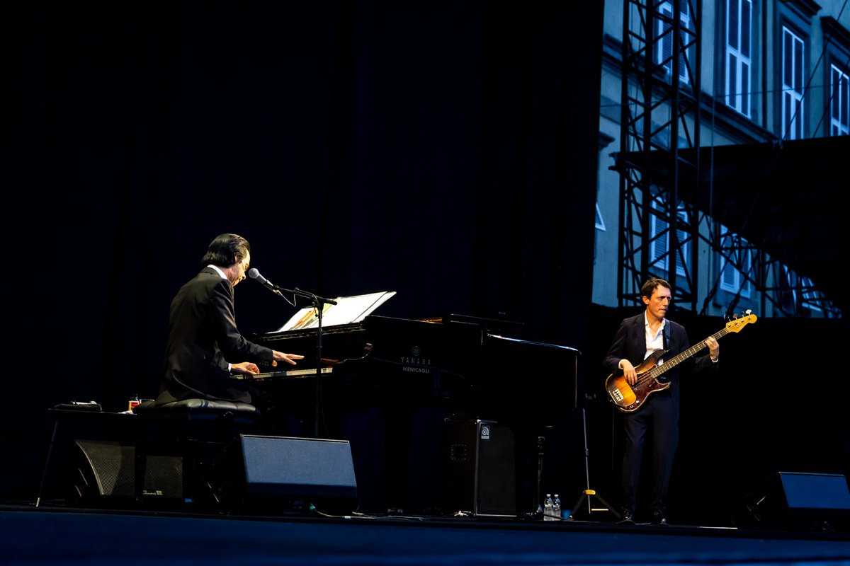 LuccaSummerFest's tweet image. Nick Cave, Colin Greenwood, solo due persone sul palco, due giganti, e una notte che ricorderemo per sempre.

#LSF25

Foto di Francesco Prandoni