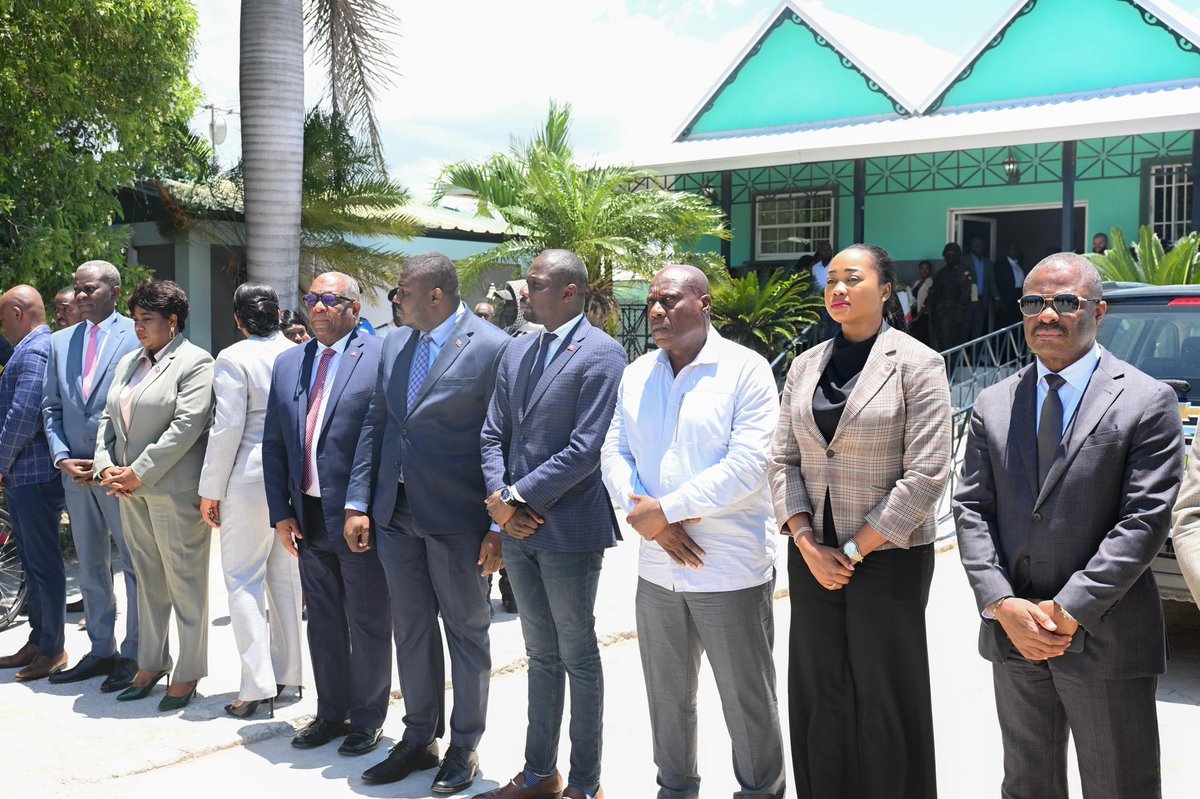 PrimatureHT's tweet image. COMMUNIQUÉ DE PRESSE
De retour au pays, le Premier ministre Fils-Aimé réaffirme la détermination de l’État haïtien
Port-au-Prince, le 17 juillet 2025 – De retour au pays après une mission officielle aux États-Unis d’Amérique, le Premier ministre, Monsieur Alix Didier…