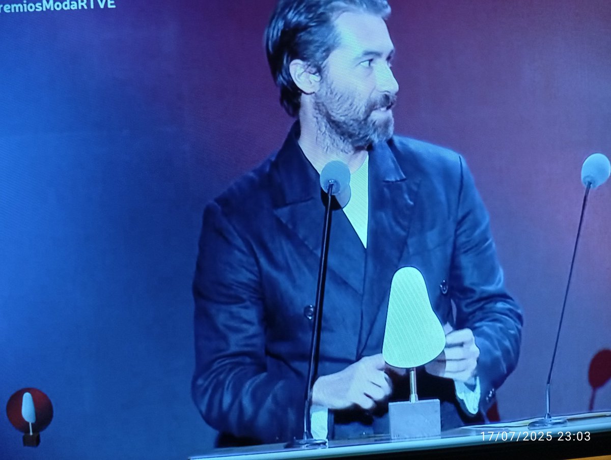 PT_pepe's tweet image. Mejor Presentación: Nuevos Formatos... #JuanVidal !!! #PremiosModaRTVE ❣️❣️❣️