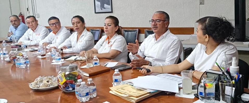 SNTE56Veracruz's tweet photo. La Sección 56 del SNTE llevó a cabo una reunión de trabajo con Directivos del IPE: Se fortalece y avanza la gestoría  sindical en materia de seguridad social para beneficio de los trabajadores de la educación

Nota completa:
https://t.co/10eV3yBAza

#𝙎𝙤𝙮𝙎𝙉𝙏𝙀56 🟠 https://t.co/fIZkd6NI2i