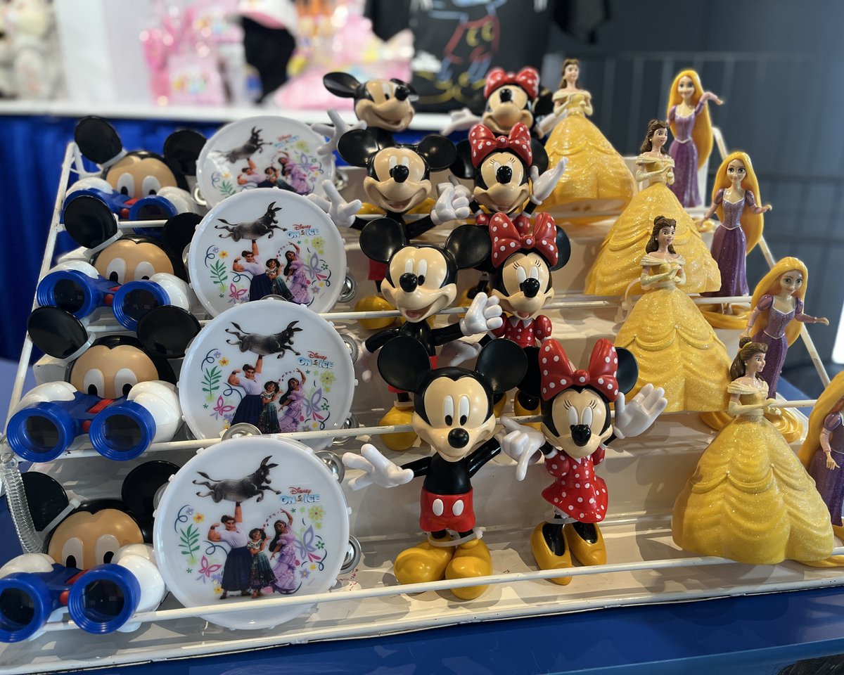 JPDisneyOnIce's tweet image. 🎉東京公演いよいよ明日開幕!🎉
#ディズニーオンアイス 東京公演が **7月19日(金)** から有明アリーナでスタート✨
氷上に広がる夢と感動の世界⛸️💫 家族みんなで楽しめる夏の思い出に🌟
🎁 会場限定グッズも販売中!
ここでしか手に入らないオリジナルアイテムをお見逃しなく🎀
🎫…