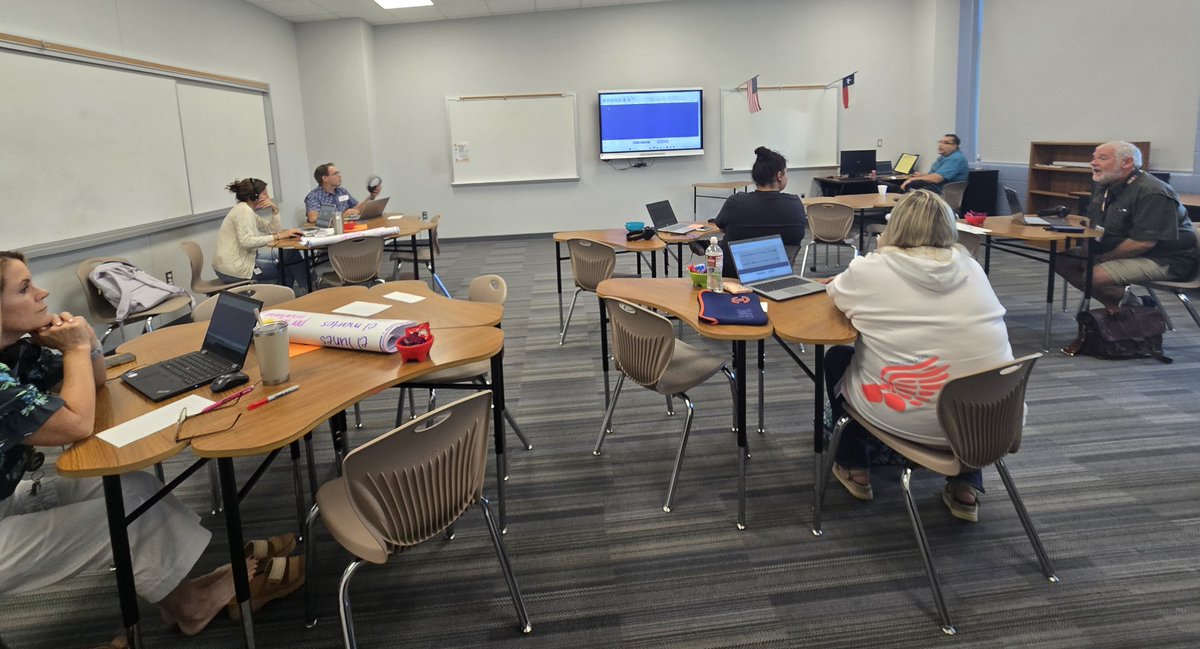 A round of applause for our 1st time presenter Ronald Zeller from Cardiff JH sharing lessons learned from Audacity. Gracias 💜!