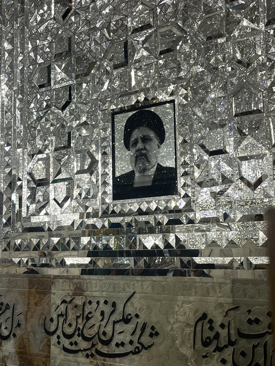 AstanMedia's tweet image. اینجا همهچیز میدرخشه، جز دلی که از رفتنت شکست…
#شهيد_جمهور
