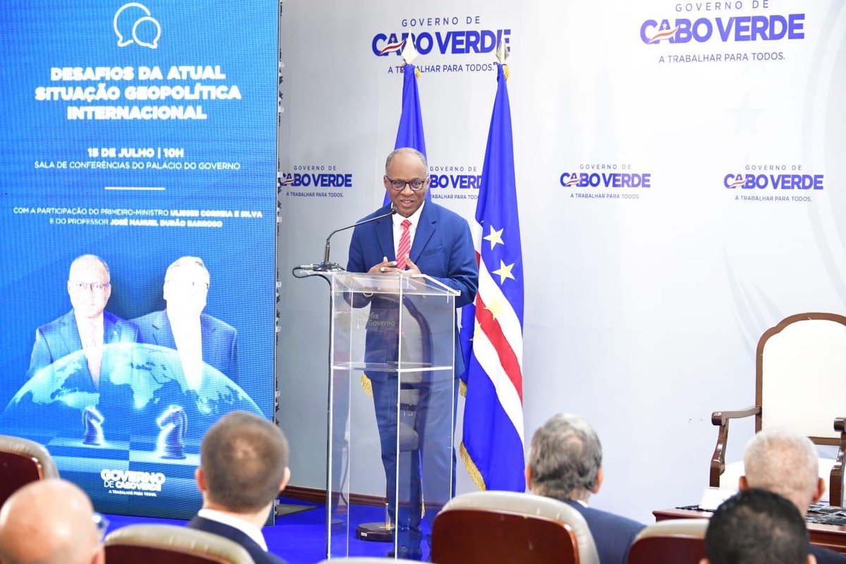 JMDBarroso's tweet image. Delighted to give a keynote speech on the current geopolitical situation at the Government Palace in Praia, Cabo Verde. Thank you, Prime Minister @UlissesCorreiaa, always a pleasure to cooperate with you. Muito obrigado!