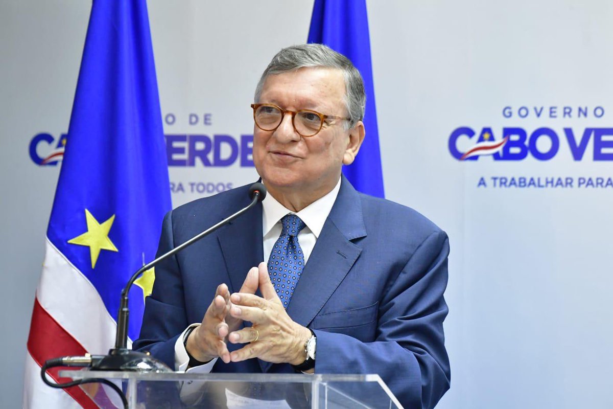 JMDBarroso's tweet image. Delighted to give a keynote speech on the current geopolitical situation at the Government Palace in Praia, Cabo Verde. Thank you, Prime Minister @UlissesCorreiaa, always a pleasure to cooperate with you. Muito obrigado!